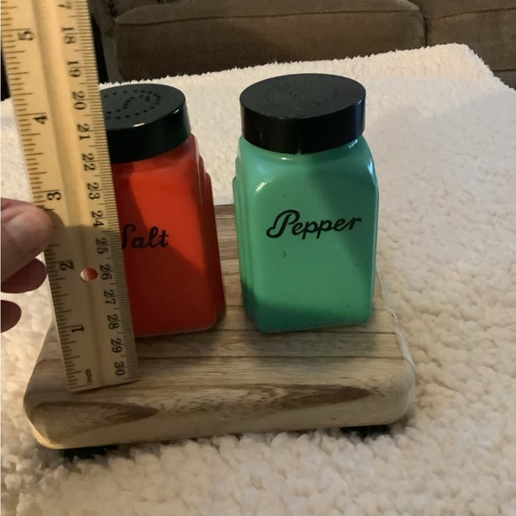 Vintage 1940’s McKee Roman Arch Salt & Pepper Red and Green Set - Picture 2 of 9